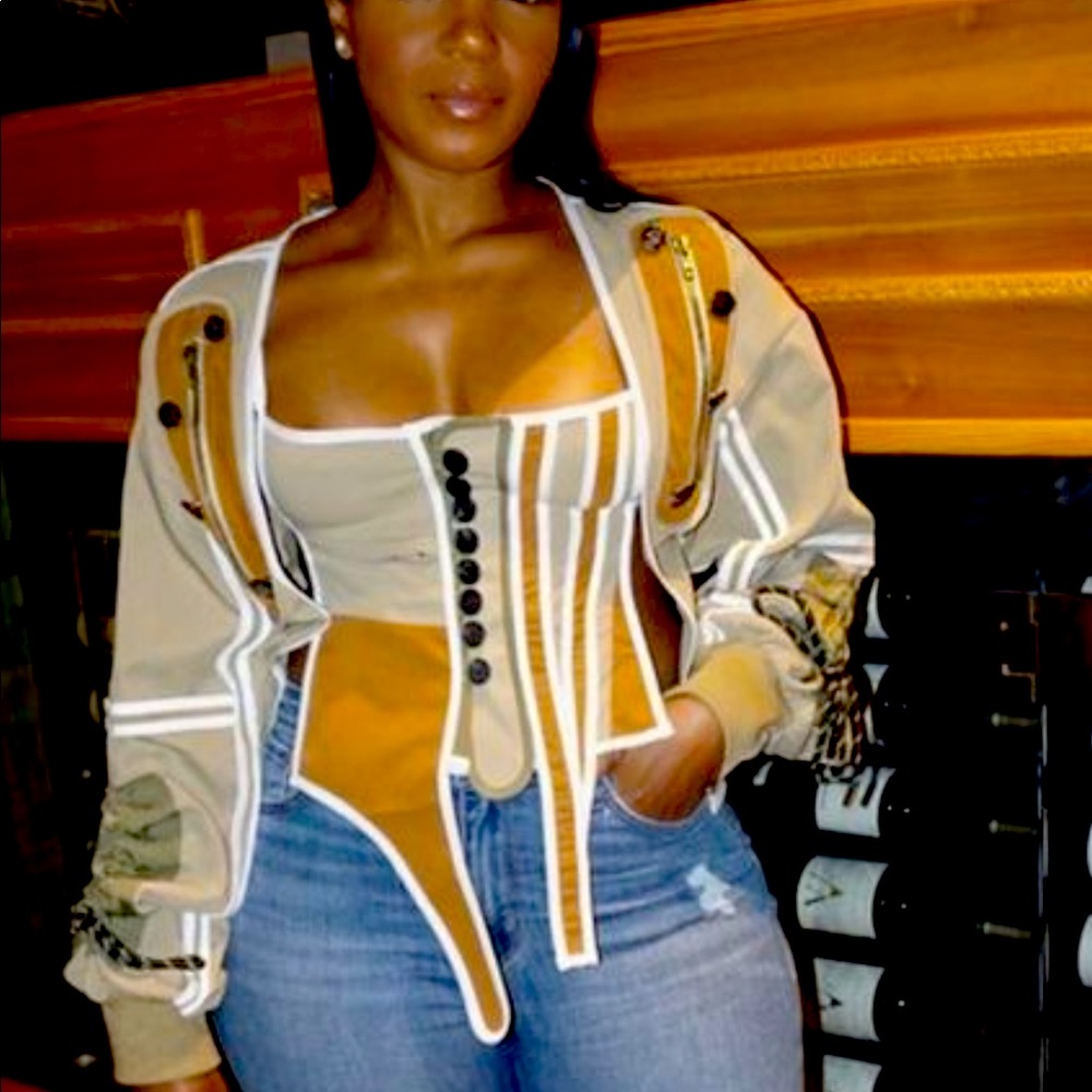 💛🤎ISO: THIS TOP IN PLUS SIZE🤎💛
